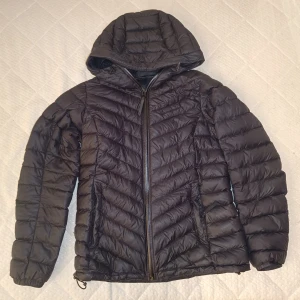 Peak Performance jacka  - Peak Performance dunjacka som är regntät, i storlek M, använd men inget som märks! Säljer pga för liten 