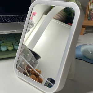 sminkspegel med ljus - Oanvänd sminkspegel som kommer med laddarsladd. Inbyggd lampa. Väldigt sexig.