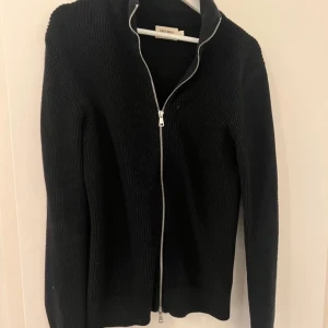 Helzip - (Bilder tagna från förra säljaren) Säljer min helzip tröja storlek s herr passar även M inget förstört eller sånt 