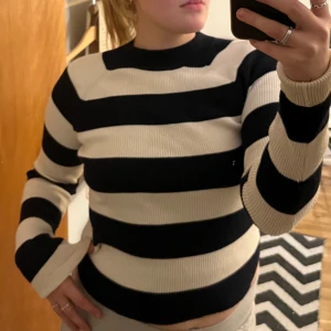 Croppad tröja - Randig croppad tröja som används för lite. Frakt tillkommer.