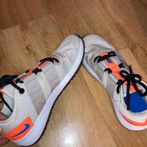 nike skor - inomhus/runnershoes - de röda är stl XS/40-41 de biega är stl 41 