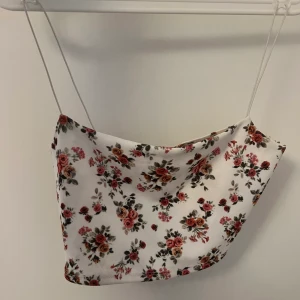 Croppat linne - Blommigt croppat linne från nly one, storlek xs