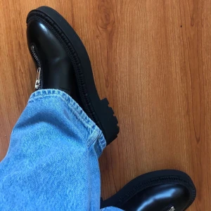 Eytys alexia loafers - Supercoola skor från eytys som tyvärr är för stora för mig :(. Köpta på plick och endast testade inomhus av mig, de är i nyskick förutom lite smuts på undersidan. Jag har vanligtvis 38 så de är stora i storleken.