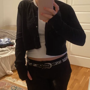 snyggaste koftan!!🙏🙏 - Apsnygg kofta köpt secondhand💕 den är något croppad, besmyckad med stenar och har TUMMHÅL!!💕💕 ÄLSKAR!  har flera liknande så väljer att släppa taget om denna😭😭