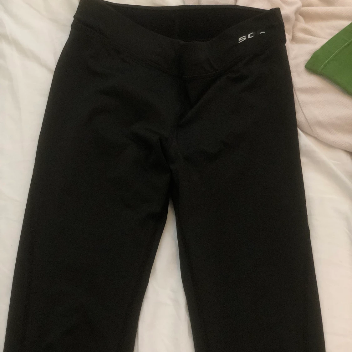 svarta träningsbyxor SOC