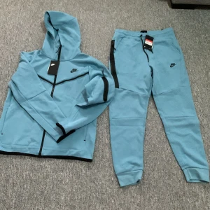 Nike tech flecce light blue - Säljer min Nike dress som jag fick i present, den är lite stor därför säljer jag den, storleken är M/S. Fråga om fler bilder 