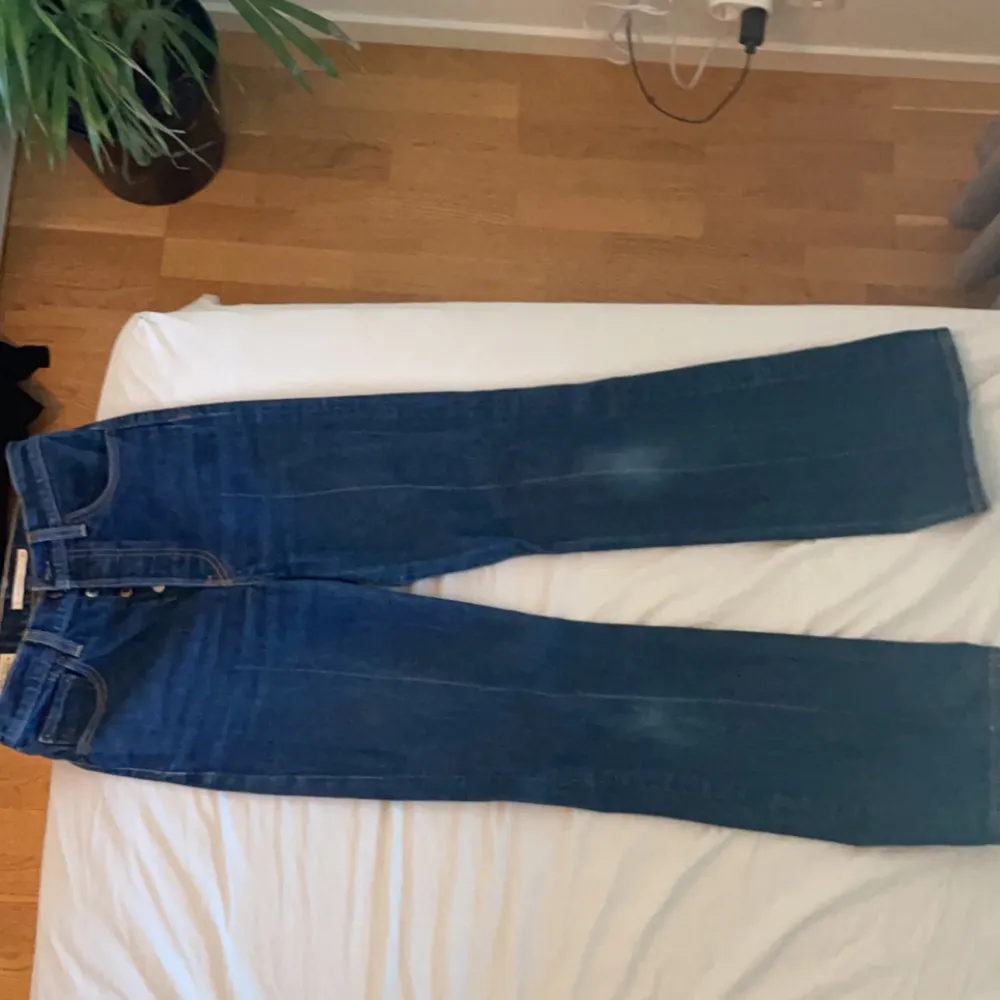 säljer mina levi’s jeans på grund av att de inte kommer till användning. de är högmidjade och lite utsvängda längst ner. de är i bra skick men har ljusa fläckar på knäna och en ljus rand längst båda benen, som man kan se på bild 2. skriv om du har frågor❤️. Jeans & Byxor.