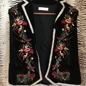 Vintageväst i sammet - Blommig vintageväst i sammet, som ny! Märke: Lisa Steliten. Storlek: XS Pris: 230kr