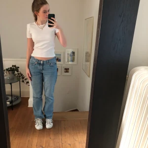 Zara tshirt  - Säljer denna tröja från Zara. Samma modell som en annan tröja på mitt konto men i vit. T-shirten är i ett ribbat material och nästan oanvänd.  Skriv privat för mer information/bilder💗 Köpare står för frakt. 