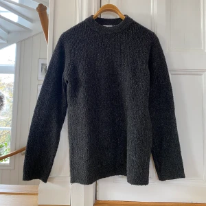 Stickad Weekdaytröja - En mörkgrå stickad Weekdaytröja