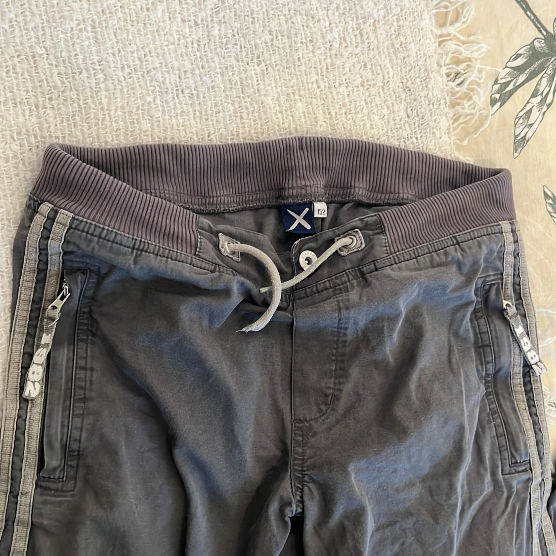 Byxor med linjer på sidorna - 91