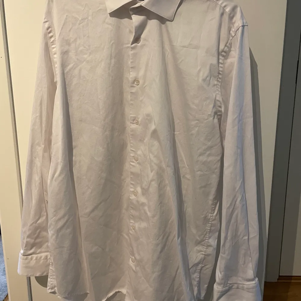 Säljer åt min sambo. En nästan ny skjorta i XL. Använd en gång, så den är i nyskick. Den är fortfarande lika vit och inga defekter.. Skjortor.