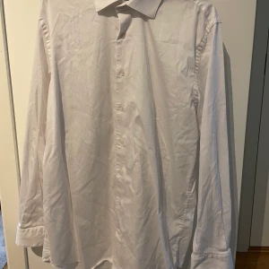 Skjorta strl XL - Säljer åt min sambo. En nästan ny skjorta i XL. Använd en gång, så den är i nyskick. Den är fortfarande lika vit och inga defekter.