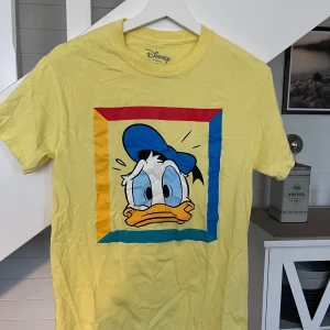 Disney T-shirt - Jättefin T-shirt med KalleAnka tryck! Köpt på beyond retro men har själv aldrig fått användning för!