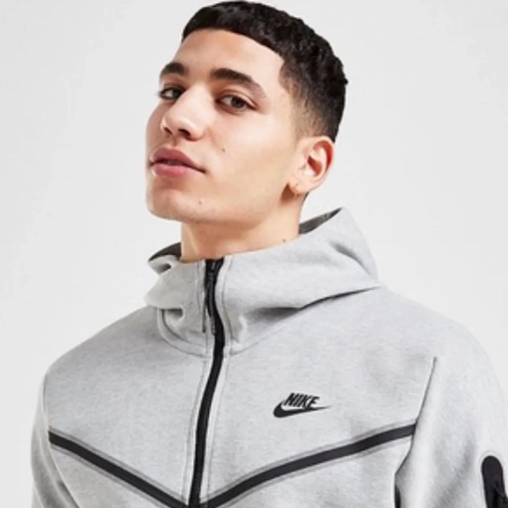Grå Nike tech fleece helt ny, storlek S. Aldrig använt. Jätte skön funkar för tjejer och killar. Nu köpt 1200 säljer för 850. Tröjor & Koftor.