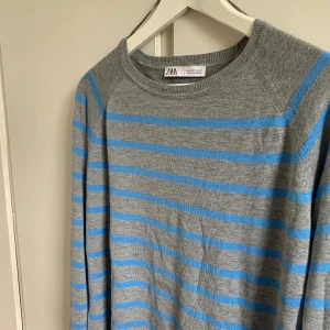 Randig långärmad  - Säljer min jättefina randiga långärmad på grund av att den tyvärr inte passar mig💙