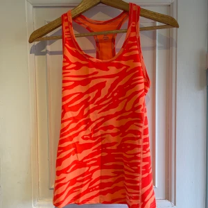 Träningslinne - Mönstrat träningslinne från HM. Är i väldigt bra skick🐯🐯 Fraktas via kuvert med frimärke. 