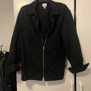 Svart overshirt - Säljer min svarta overshirt från h&m i superbra skick. Riktigt fet är den. Storlek M men passar L.