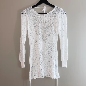 Fin strandklänning - Fin virkas strandklänning med öppen rygg. Går att justera i sidorna med hjälp av snörena. Aldrig använd. 