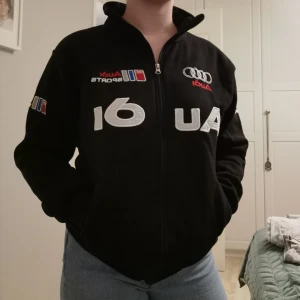Audi hoodie - Säljer den här Audi hoodien åt min kille. Den är typ aldrig använd köpt utomlands