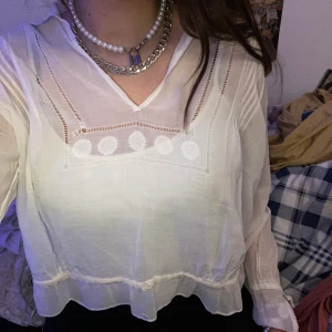 Vit tröja  - Står varken märke eller storlek på den, men jag har storlek S .köpt på second hand för 50, men aldrig kommit till användning. Hittade en defekt på den som man kan se på den sista bilden. OBS den är helt genomskinlig så ja har ett linne under. 💕