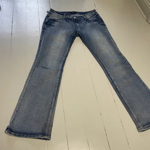 Jeans - Bra skick, flare, lågmidjade 🖤  Midja omkrets: 84 cm Innerben: 77 cm Benöppning: 24 cm