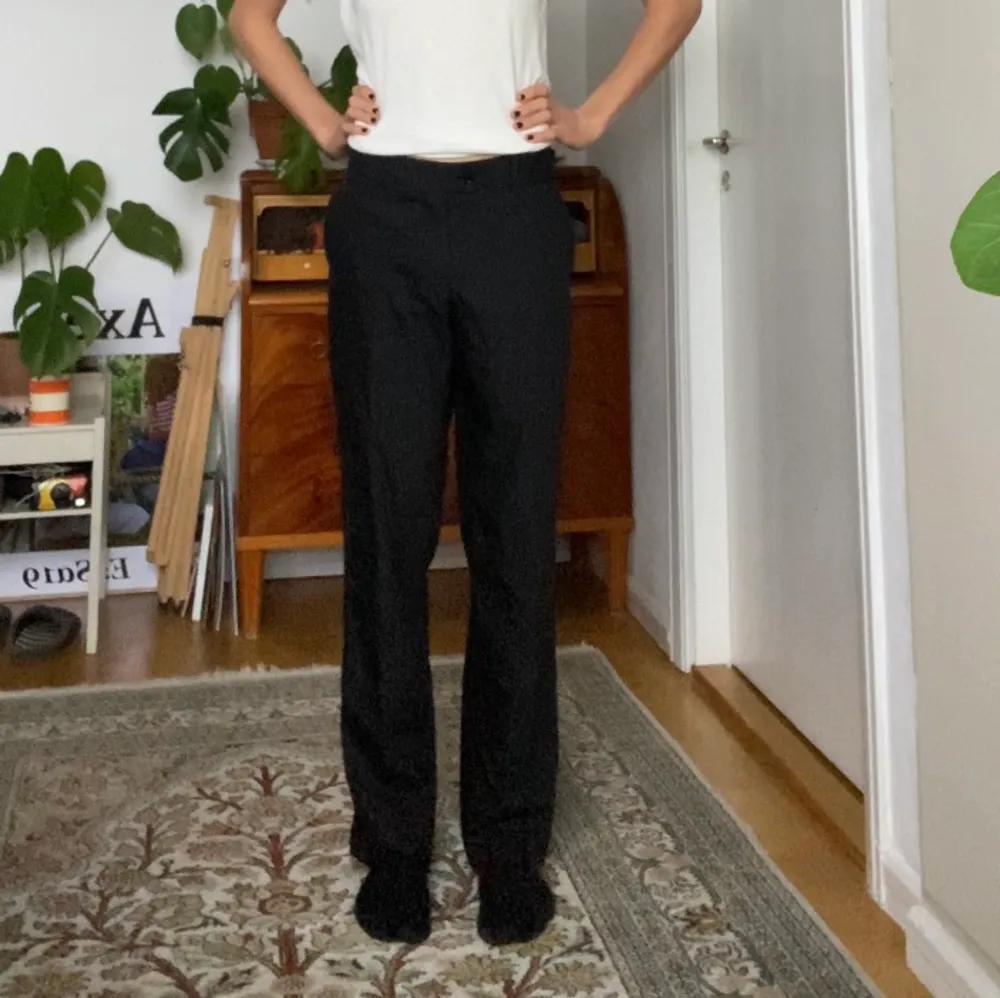 svarta kostymbyxor dammodell storlek 38. bra kvalite med små slitningar. . Jeans & Byxor.