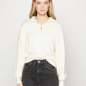 Jättefin vit tröja från Gina Tricot - Säljer denna jättefina tröja från Gina Tricot! I storlek 38 M