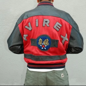 Avirex 90s varsity jacka - Köp på Ettresex/PlugMePlease för 3.800 kr. Använd en handfull gånger. Storlek L 