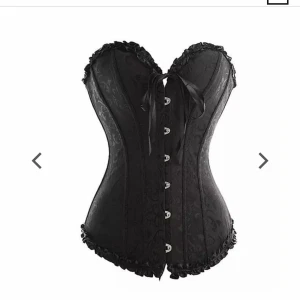 Svart korsett från Toplady helt ny! Den är perfekt nu till Halloween eller till vardags m.m. - Storlek S men justerbar så man kan få den till lite vilken storlek som helst och som sagt ny, (kostade 400kr + frakt på hemsidan där jag köpte)