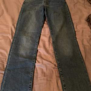 Ett par blå Levi’s jeans, storlek W29 L30. Fint skick och köparen står för frakten. (Bara att fråga om fler/bättre bilder)