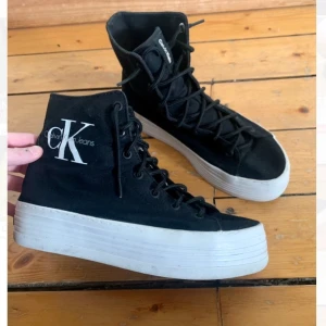 Calvin Klein sneakers - Sneakers från Calvin Klein. Använda men i fint skick! Endast lite skav/märken på sulorna. Original med vita skosnören, men kan skicka med de svarta också. Strl 38 🦋