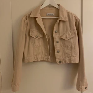 Croppad jeansjacka - Croppad jeansjacka som tyvärr inte kommer till användning, mycket fint skick 😇tror den är köpt på chiquelle men är osäker 💙