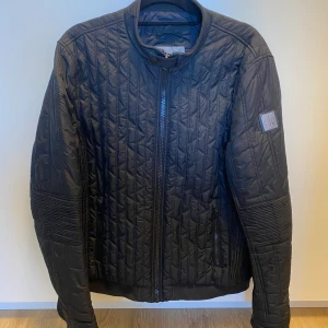 Calvin Klein Jacka - Snygg jacka i nyskick knappt använd.