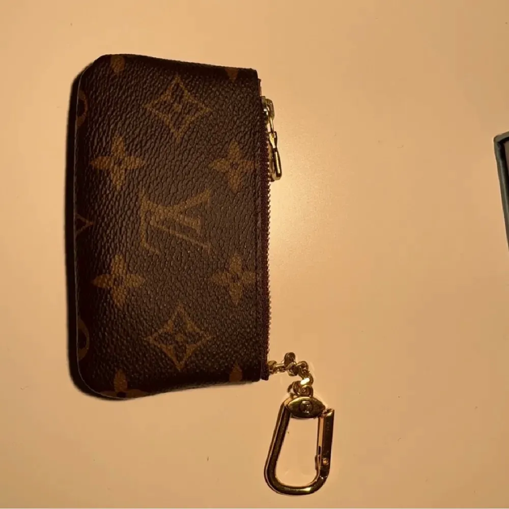 Helt ny nypris 4300kr du kan hänga fran fickan eller stoppa in kedjan och använda som vanlig plånbok.. Accessoarer.