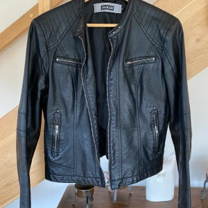 Skinnjacka Isolde - Snygg, trendig skinnjacka från Isolde strlk 38. Som ny! Pris kan diskuteras.