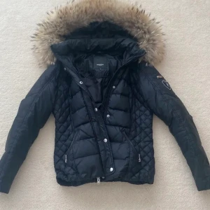 Rock and blue jacka - Storlek 38, kort, svart, äkta päls, inte så använd, varm, fin i pälsen, tagit hand om den bra, inga märken. Köpt för 7000kr, 2000 + frakt