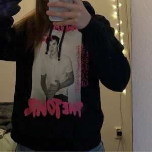 shawn mendes svart hoodie  - En svart shawn mendes hoodie som jag har använt Max 20 gånger 