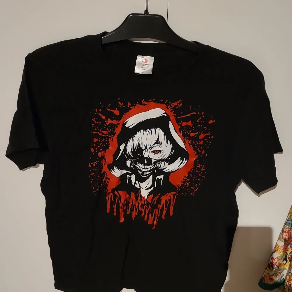 Basic svart t-shirt med tryck av Kaneki ken från animen Tokyo Ghoul. T-shirts.