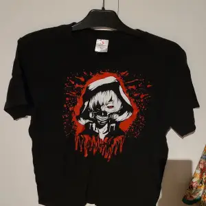 Basic svart t-shirt med tryck av Kaneki ken från animen Tokyo Ghoul