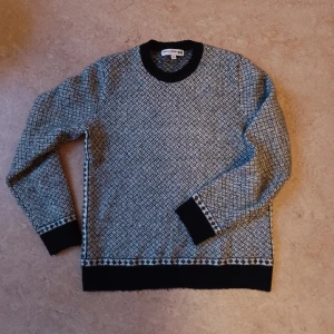 stvartvit stickad tröja - Svartvit stickad tröja i storlek M från Inès de La Fressanges sammarbete med Uniqlo. Den är gjord i en supermjuk blandning av ull och alpacka. Inte alls stickig👍Priset kan diskuteras och det är bara att skriva för fler bilder🥰