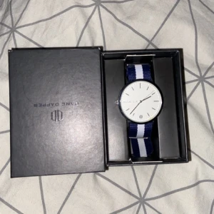 Klocka  - Vet inte hur mycket den går för för fick de när jag va mindre.