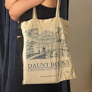Totebag tygväska med tryck - STORLEK: onesize SKICK: lite skrynklig, men skall strykas och tvättas :) FRÅN: Daunt books  SEX: unisex 