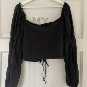 Svart topp - Svart topp med knuten i ryggen🖤