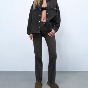 Zara midwaist Jeans - Säljer nu mina Gråa/ svarta miderise jeans. Använda max en gång. Fint skick! Inga fel på jeansen. Egna bilder finns!  Frakt ingår inte i priset!❤️❤️