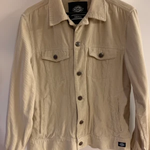 Dickies beige manchester jacka S - Beige manchester jacka, vintage stil. Välanvänd utan något slitage.