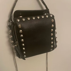  snygg väska från zara - Detta är en svart zara väska som inte kommer till användning. Jag är 164cm lång o den är bra på längden! Skicka ett meddelande om ni har frågor!! (Liten defekt fast det syns knappt)