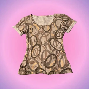 Mönstrad t-shirt  - Så snygg y2k T-shirt med tryck i gråa och bruna nyanser💃🏽💃🏽 Lappen är avklippt men skulle säga att den är i strlk S typ. Skriv privat vid intresse o frågor😊