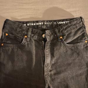 low straight 990 jeans från (bikbok) i bra skick använda fåtal gånger! 💗  Köpta för 599kr Skriv för mer bilder mm’