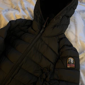 Parajumpers jacka dam  - Jacka ifrån Parajumpers. Super fint skick, använd en halv vinter bara. Storlek XS. 1800kr. Kan gå ner i pris vid snabb & smidig affär. 